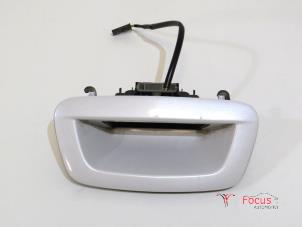 Gebruikte Achterklep Handgreep Opel Mokka/Mokka X 1.6 16V EcoFlex 4x2 Prijs € 69,95 Margeregeling aangeboden door Focus Automotive