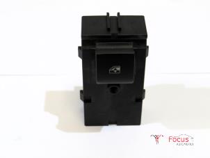 Gebruikte Schakelaar Elektrisch Raam Opel Mokka/Mokka X 1.6 16V EcoFlex 4x2 Prijs € 14,95 Margeregeling aangeboden door Focus Automotive