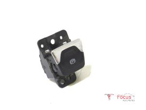 Gebruikte Schakelaar handrem Fiat 500X (334) 1.6 E-torq 16V Prijs € 34,50 Margeregeling aangeboden door Focus Automotive