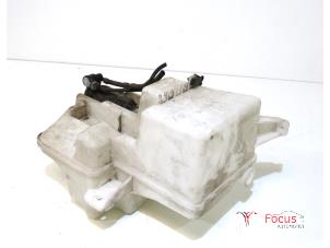 Gebruikte Ruitensproeiertank voor Volvo V40 (MV) 2.0 D2 16V Prijs € 24,95 Margeregeling aangeboden door Focus Automotive