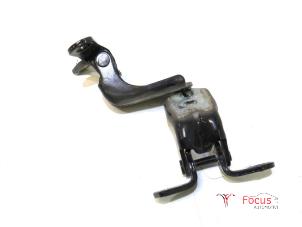 Gebruikte Scharnier deur rechts-voor Opel Adam 1.2 16V Prijs € 24,95 Margeregeling aangeboden door Focus Automotive