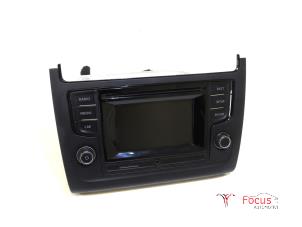 Gebruikte Radio CD Speler Volkswagen Polo V (6R) 1.2 TSI 16V Prijs € 225,00 Margeregeling aangeboden door Focus Automotive