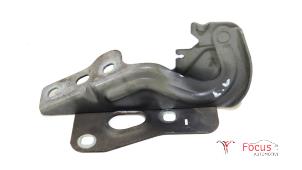 Gebruikte Motorkap Scharnier Seat Ibiza ST (6J8) 1.2 TDI Ecomotive Prijs € 15,00 Margeregeling aangeboden door Focus Automotive