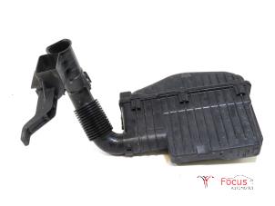 Gebruikte Luchtfilterhuis Peugeot 208 I (CA/CC/CK/CL) 1.2 Vti 12V PureTech 82 Prijs € 19,95 Margeregeling aangeboden door Focus Automotive