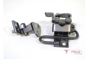 Gebruikte Scharnier deur links-achter Volkswagen Golf VI (5K1) 1.4 TSI 122 16V Prijs € 25,00 Margeregeling aangeboden door Focus Automotive