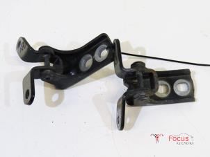 Gebruikte Scharnier deur rechts-voor Opel Astra J Sports Tourer (PD8/PE8/PF8) 1.7 CDTi 16V Prijs € 25,00 Margeregeling aangeboden door Focus Automotive