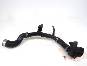 Gebruikte Intercooler Buis Volvo XC40 (XZ) 1.5 T3 12V Prijs € 95,00 Margeregeling aangeboden door Focus Automotive