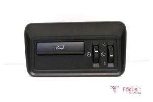Gebruikte Schakelaar achterklep Landrover Range Rover Evoque (LVJ/LVS) 2.2 eD4 16V Prijs € 25,00 Margeregeling aangeboden door Focus Automotive