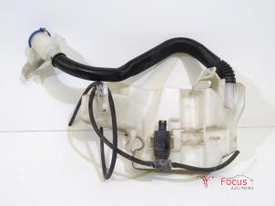 Gebruikte Ruitensproeiertank voor Landrover Range Rover Evoque (LVJ/LVS) 2.2 eD4 16V Prijs € 55,00 Margeregeling aangeboden door Focus Automotive