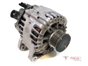 Gebruikte Dynamo Peugeot 208 II (UB/UH/UP) 1.2 Vti 12V PureTech 75 Prijs € 64,95 Margeregeling aangeboden door Focus Automotive