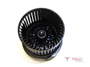 Gebruikte Chaufage Ventilatiemotor Peugeot 2008 (CU) 1.2 12V e-THP PureTech 110 Prijs € 19,95 Margeregeling aangeboden door Focus Automotive