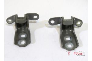 Gebruikte Scharnier deur rechts-voor Opel Astra K 1.2 Turbo 12V Prijs € 20,00 Margeregeling aangeboden door Focus Automotive