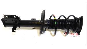 Gebruikte Mac Phersonpoot links-voor Peugeot 208 II (UB/UH/UP) 1.2 Vti 12V PureTech 75 Prijs € 79,95 Margeregeling aangeboden door Focus Automotive