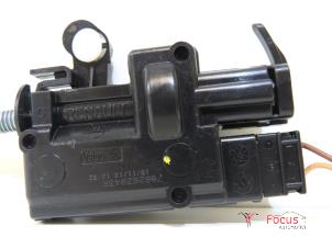 Gebruikte Tankklep Vergrendelingsmotor Renault Clio IV (5R) 0.9 Energy TCE 90 12V Prijs € 25,00 Margeregeling aangeboden door Focus Automotive