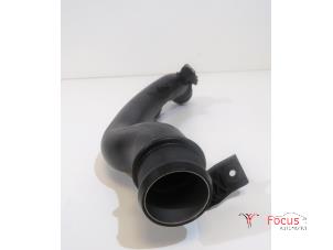 Gebruikte Intercooler Buis Peugeot 5008 II (M4/MC/MJ/MR) 1.6 16V PureTech 180 Prijs € 24,95 Margeregeling aangeboden door Focus Automotive