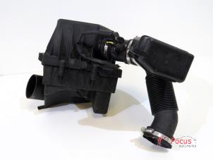 Gebruikte Luchtfilterhuis Opel Corsa E 1.4 16V Prijs € 59,95 Margeregeling aangeboden door Focus Automotive