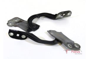 Gebruikte Motorkap Scharnier Ford Focus 3 1.0 Ti-VCT EcoBoost 12V 125 Prijs € 25,95 Margeregeling aangeboden door Focus Automotive
