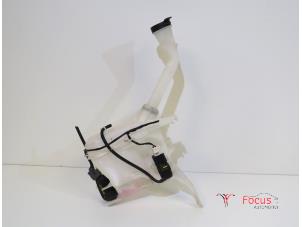 Gebruikte Ruitensproeiertank voor Chevrolet Spark (M300) 1.0 16V Prijs € 24,95 Margeregeling aangeboden door Focus Automotive