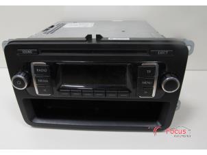 Gebruikte Radio CD Speler Volkswagen Polo V (6R) 1.2 12V Prijs € 19,99 Margeregeling aangeboden door Focus Automotive