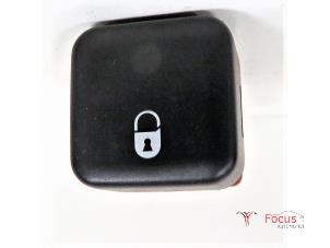 Gebruikte Centrale deurvergrendeling Schakelaar Peugeot 206+ (2L/M) 1.1 XR,XS Prijs € 10,00 Margeregeling aangeboden door Focus Automotive