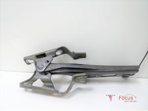 Gebruikte Motorkap Scharnier Opel Zafira (M75) 1.7 CDTi 16V Prijs € 10,00 Margeregeling aangeboden door Focus Automotive