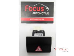 Gebruikte Schakelaar Paniekverlichting Skoda Superb Combi (3TAC/TAF) 2.0 TDI 16V 4x4 Prijs € 9,08 Inclusief btw aangeboden door Focus Automotive