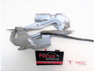 Gebruikte Motorkap Scharnier Mazda 3 Sport (BK) 1.3i 16V Prijs € 25,00 Margeregeling aangeboden door Focus Automotive