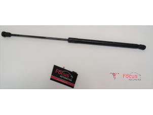 Gebruikte Achterklepdemper rechts-achter Mazda 3 Sport (BK) 1.3i 16V Prijs € 20,00 Margeregeling aangeboden door Focus Automotive