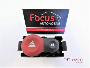 Gebruikte Alarmlicht Schakelaar Renault Modus/Grand Modus (JP) 1.5 dCi 70 Prijs € 10,00 Margeregeling aangeboden door Focus Automotive