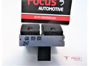 Gebruikte Schakelblok ruiten Volkswagen Polo IV (9N1/2/3) 1.9 TDI 100 Prijs € 10,00 Margeregeling aangeboden door Focus Automotive