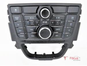 Gebruikte Radiobedienings paneel Opel Astra J (PC6/PD6/PE6/PF6) 1.6 16V Ecotec Prijs € 70,00 Margeregeling aangeboden door Focus Automotive