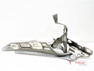 Gebruikte Motorkap Scharnier Opel Zafira (M75) 1.9 CDTI Prijs € 10,00 Margeregeling aangeboden door Focus Automotive