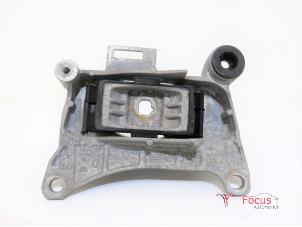 Gebruikte Versnellingsbak Steun Renault Grand Scénic III (JZ) 1.6 dCi Prijs € 35,00 Margeregeling aangeboden door Focus Automotive