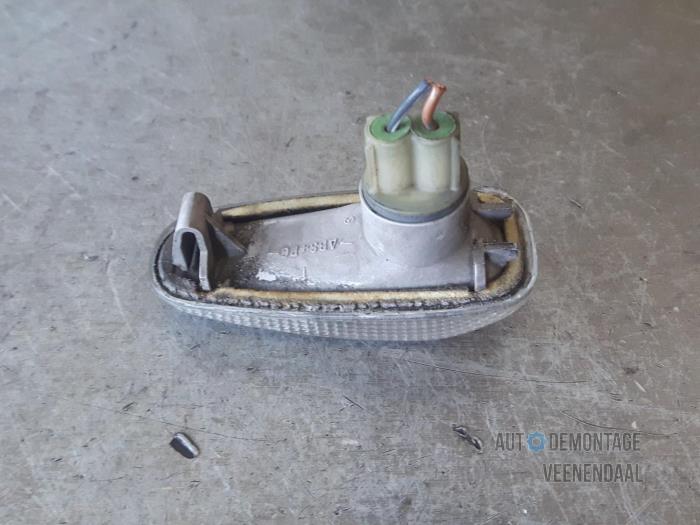 Knipperlicht Scherm rechts-voor van een Mercedes-Benz E Combi (S210) 3.0 E-300 TD 24V 1998