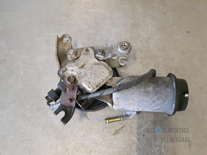 Stuurpomp van een Toyota Yaris (P1) 1.3 16V VVT-i 2002