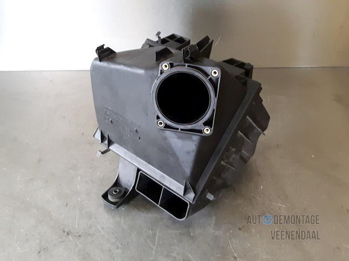 Gebruikte Luchtfilterhuis Volkswagen Passat Variant Syncro/4Motion (3B5) 2.8 30V Syncro Prijs € 44,00 Margeregeling aangeboden door Autodeleninkleur