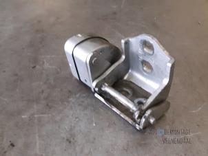 Gebruikte Scharnier deur rechts-achter Renault Grand Scénic II (JM) 1.5 dCi 100 Prijs € 11,00 Margeregeling aangeboden door Autodeleninkleur