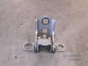 Gebruikte Scharnier deur rechts-achter Renault Grand Scénic II (JM) 1.5 dCi 100 Prijs € 11,00 Margeregeling aangeboden door Autodeleninkleur