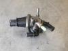 Thermostaathuis van een Fiat Doblo Cargo (223), 2001 / 2010 1.3 JTD 16V Multijet, Bestel, Diesel, 1.248cc, 51kW (69pk), FWD, 188A9000, 2004-05 / 2006-12, 223ZXG1A 2005