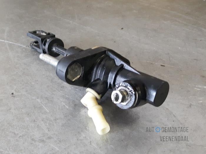 Koppeling Hoofd Cilinder van een Toyota Yaris II (P9) 1.0 12V VVT-i 2008