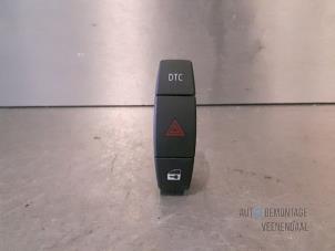 Gebruikte Schakelaar Paniekverlichting BMW 1 serie (E87/87N) 118d 16V Prijs € 8,80 Margeregeling aangeboden door Autodeleninkleur