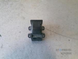 Gebruikte Elektrisch Raam Schakelaar Honda Jazz (GE) 1.2 i-DSi Prijs € 10,00 Margeregeling aangeboden door Autodeleninkleur