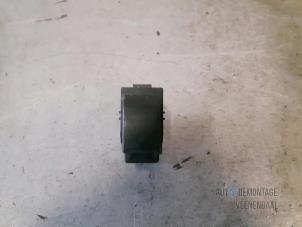 Gebruikte Elektrisch Raam Schakelaar Toyota Corolla (E12) 1.6 16V VVT-i Prijs € 10,00 Margeregeling aangeboden door Autodeleninkleur