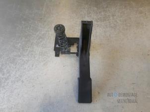 Gebruikte Motorkap hendel Renault Grand Scénic III (JZ) 1.5 dCi 105 Prijs € 20,00 Margeregeling aangeboden door Autodeleninkleur