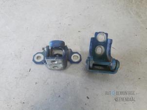 Gebruikte Scharnier deur rechts-achter Renault Grand Scénic III (JZ) 1.5 dCi 105 Prijs € 10,00 Margeregeling aangeboden door Autodeleninkleur