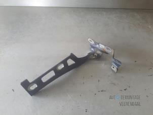 Gebruikte Motorkap Scharnier Opel Zafira Mk.II (M75) 1.6 16V Prijs € 9,00 Margeregeling aangeboden door Autodeleninkleur