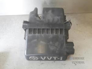 Gebruikte Luchtfilterhuis Toyota Yaris (P1) 1.0 16V VVT-i Prijs € 20,00 Margeregeling aangeboden door Autodeleninkleur