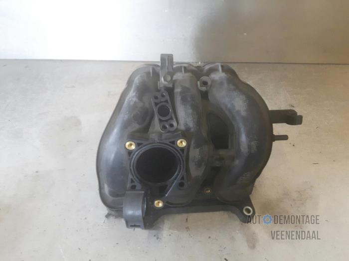 Gebruikte Spruitstuk Inlaat Toyota Aygo (B10) 1.0 12V VVT-i Prijs € 25,00 Margeregeling aangeboden door Autodeleninkleur