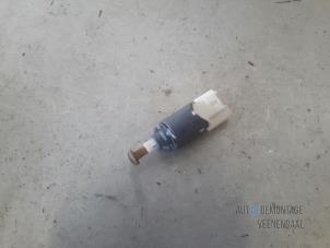 Gebruikte Remlicht Schakelaar Renault Scénic II (JM) 1.6 16V Prijs € 5,50 Margeregeling aangeboden door Autodeleninkleur