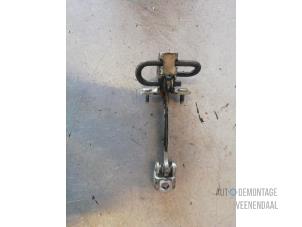 Gebruikte Deurvanger 4Deurs links-achter Opel Signum (F48) 2.2 DGI 16V Prijs € 10,00 Margeregeling aangeboden door Autodeleninkleur